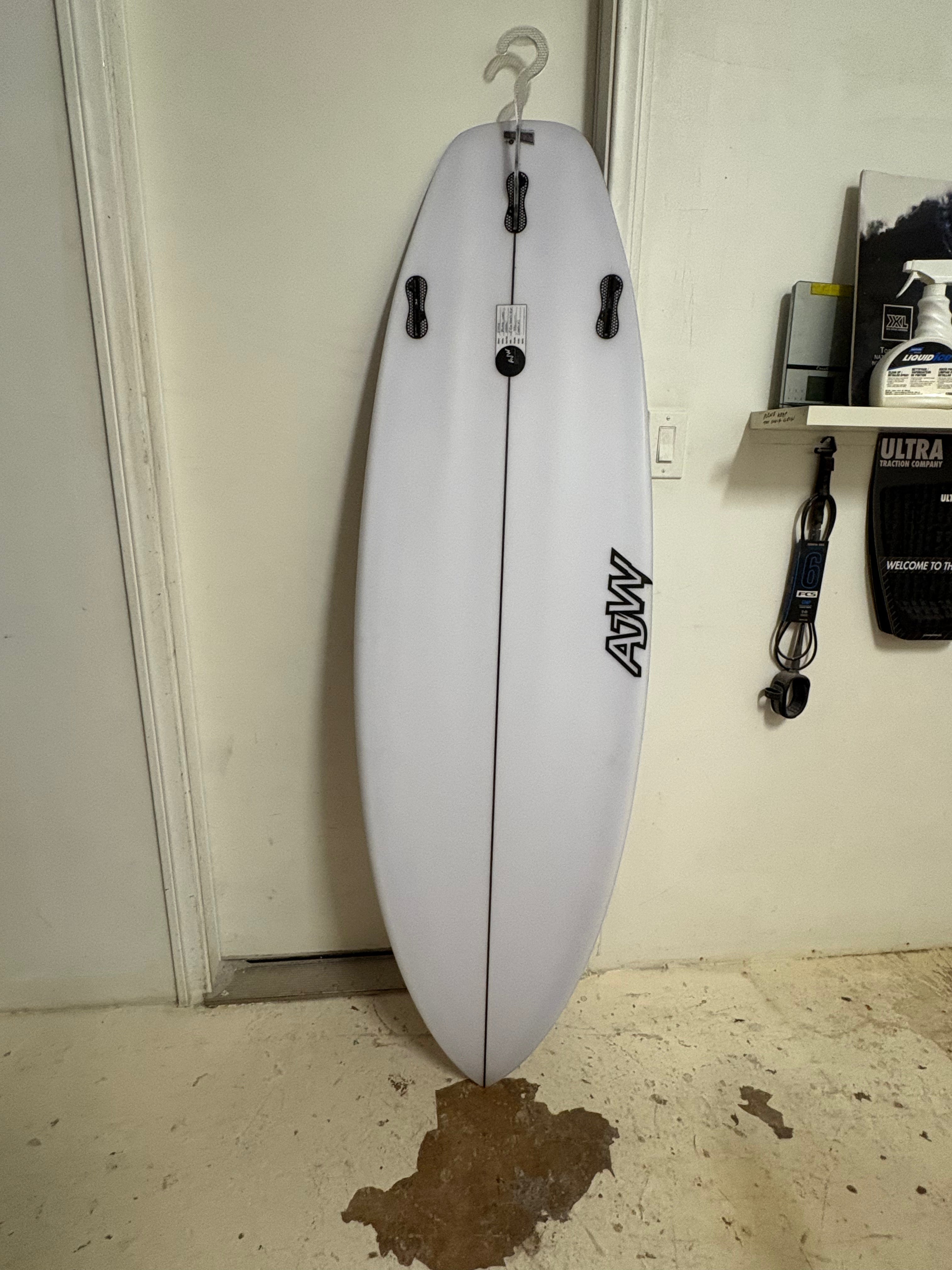 (NEW) Black Magic 5'11 x 20.5 x 2.5 33L FCS II