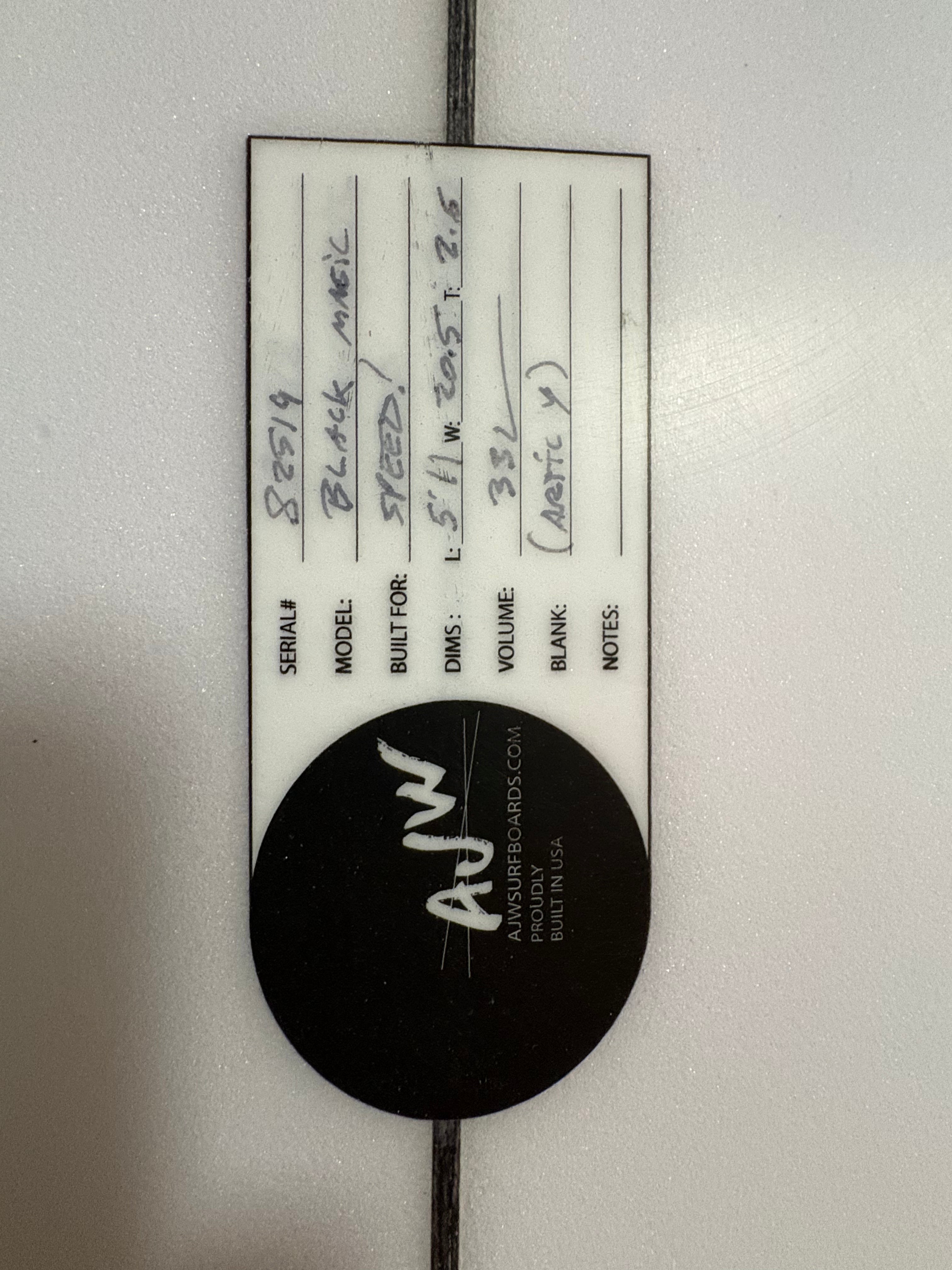 (NEW) Black Magic 5'11 x 20.5 x 2.5 33L FCS II